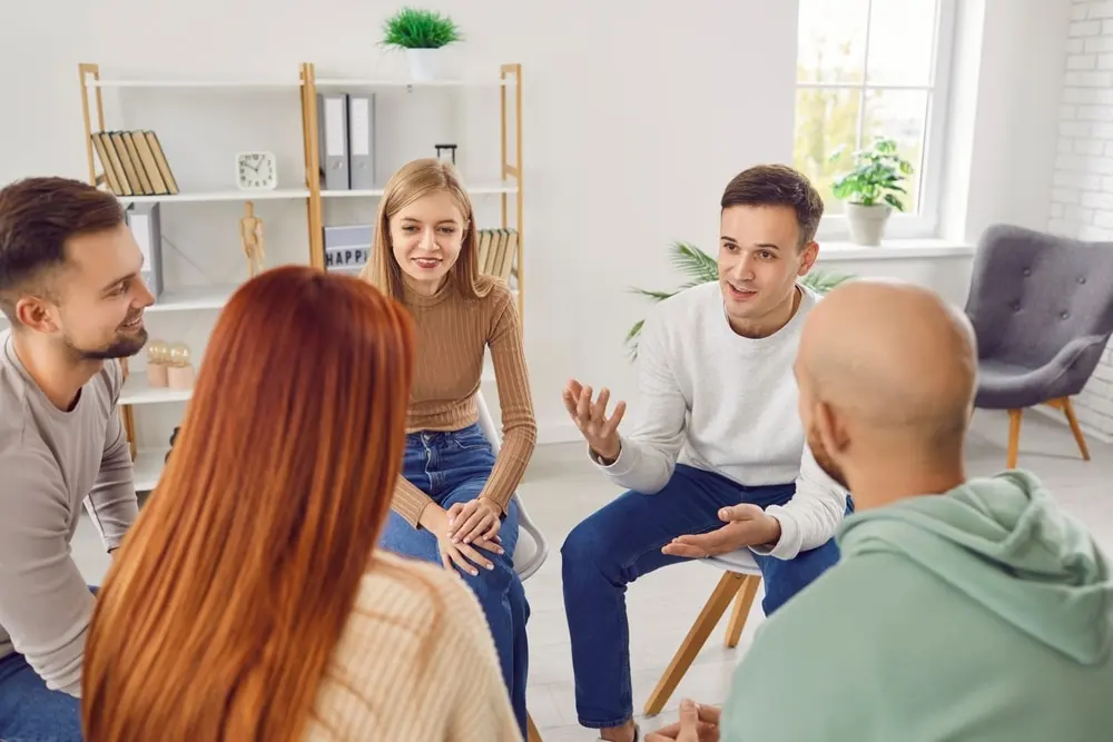 Group of people consulting a clinician on when to seek alcohol treatment